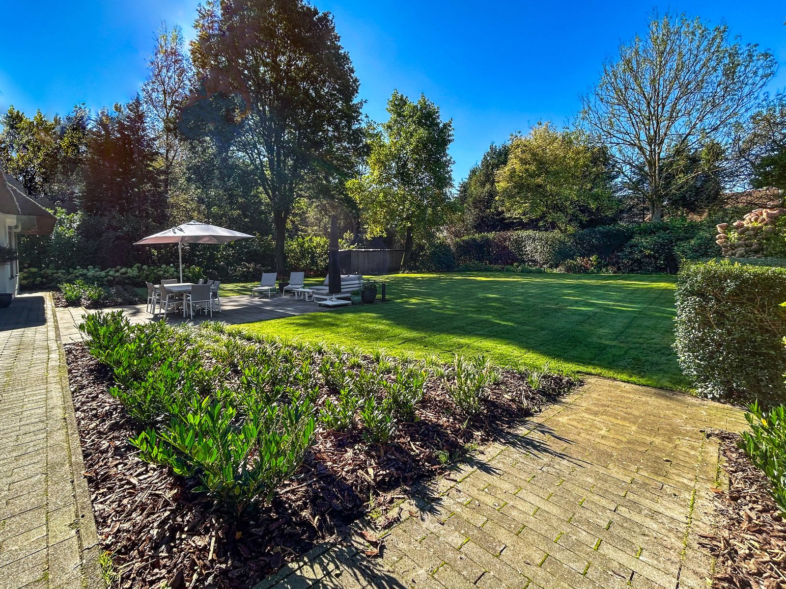 Verrassend ruime, stijlvolle en instapklare villa met prachtige ZW-tuin. foto 30