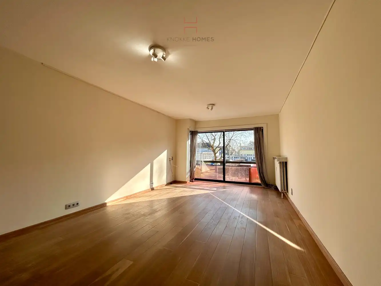 Ongemeubeld twee slaapkamer appartement in de Piers De Raveschootlaan te Knokke. foto 2