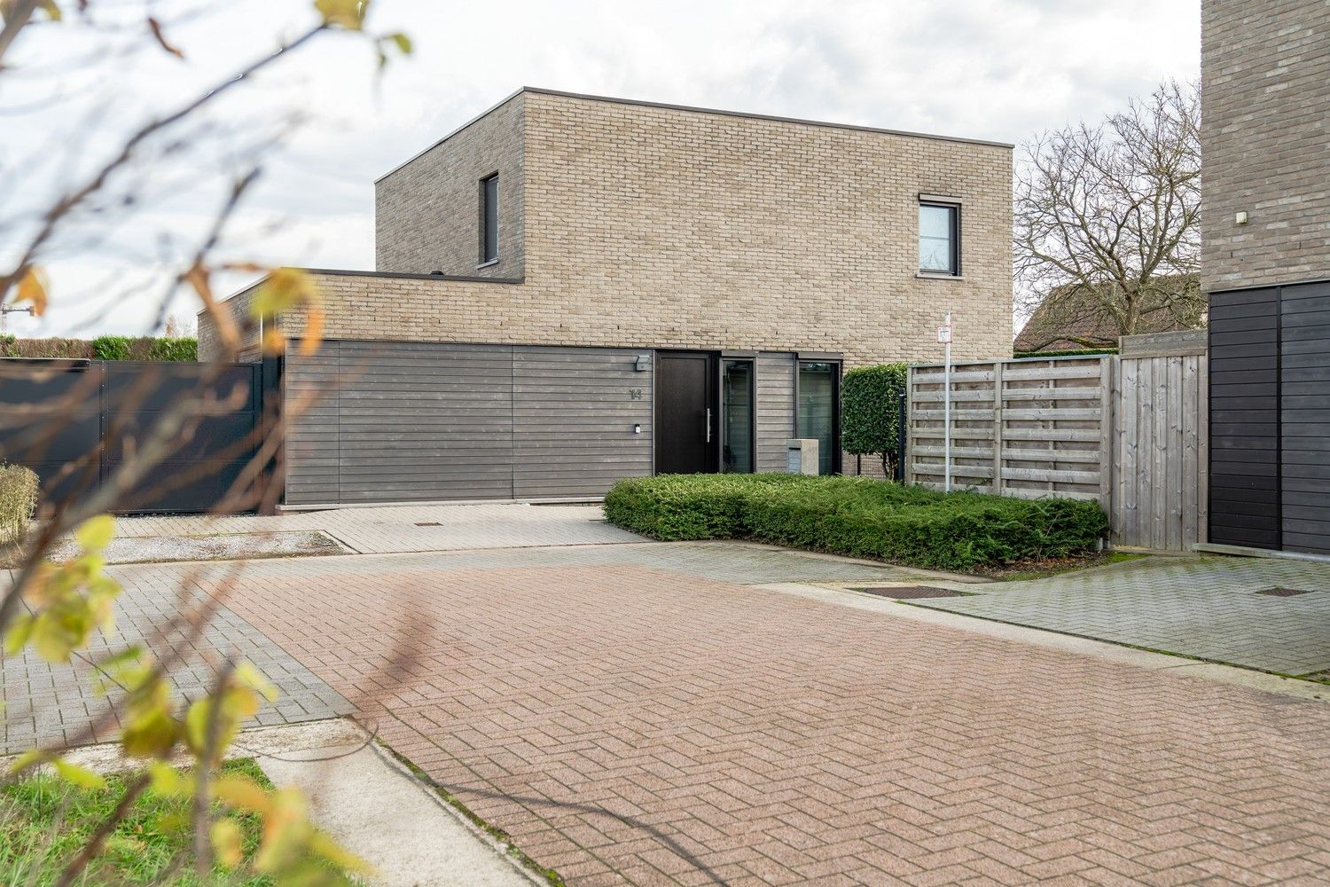 Knappe en stijlvolle moderne woning in een doodlopende straat nabij het centrum van Lommel foto {{pictureIndex}}