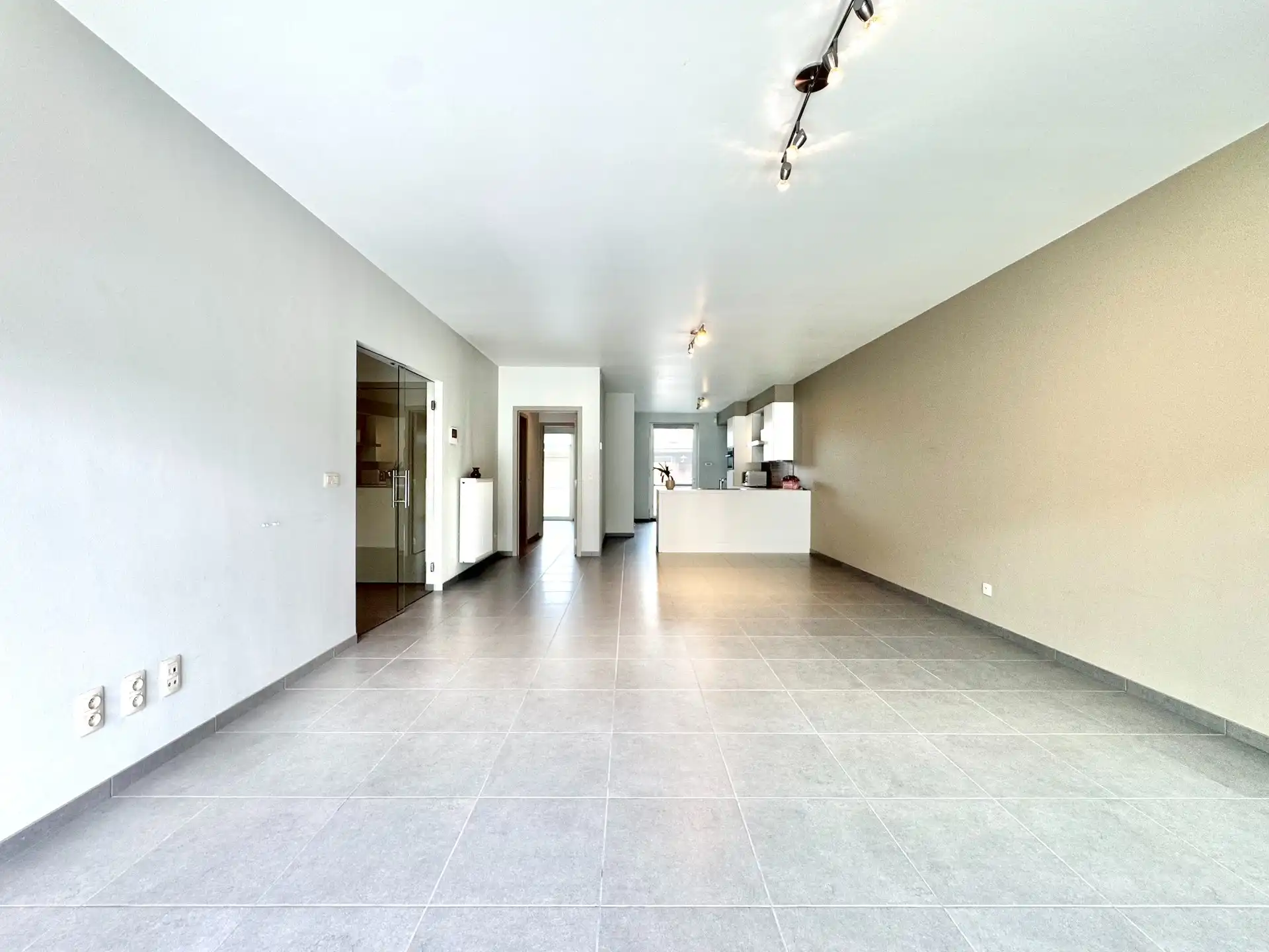 GELIJKVLOERS APPARTEMENT | VOOR- EN ACHTERTUIN | 2 KAMERS | GARAGE | 140 M² foto 17