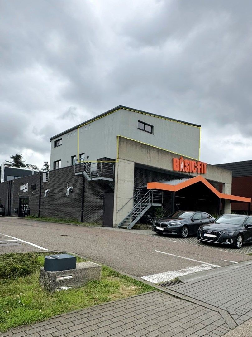 Duplex appartement met 3 slaapkamers en 2 autostaanplaatsen in hartje Beringen foto {{pictureIndex}}