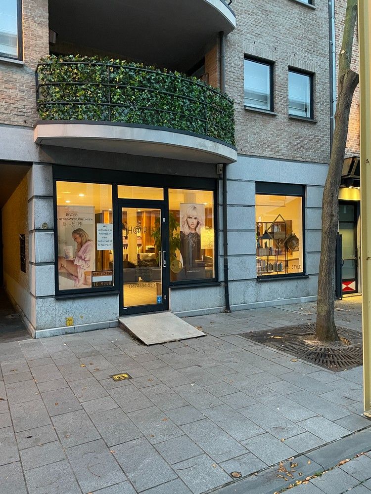 Handelsruimte of kantoorruimte foto {{pictureIndex}}