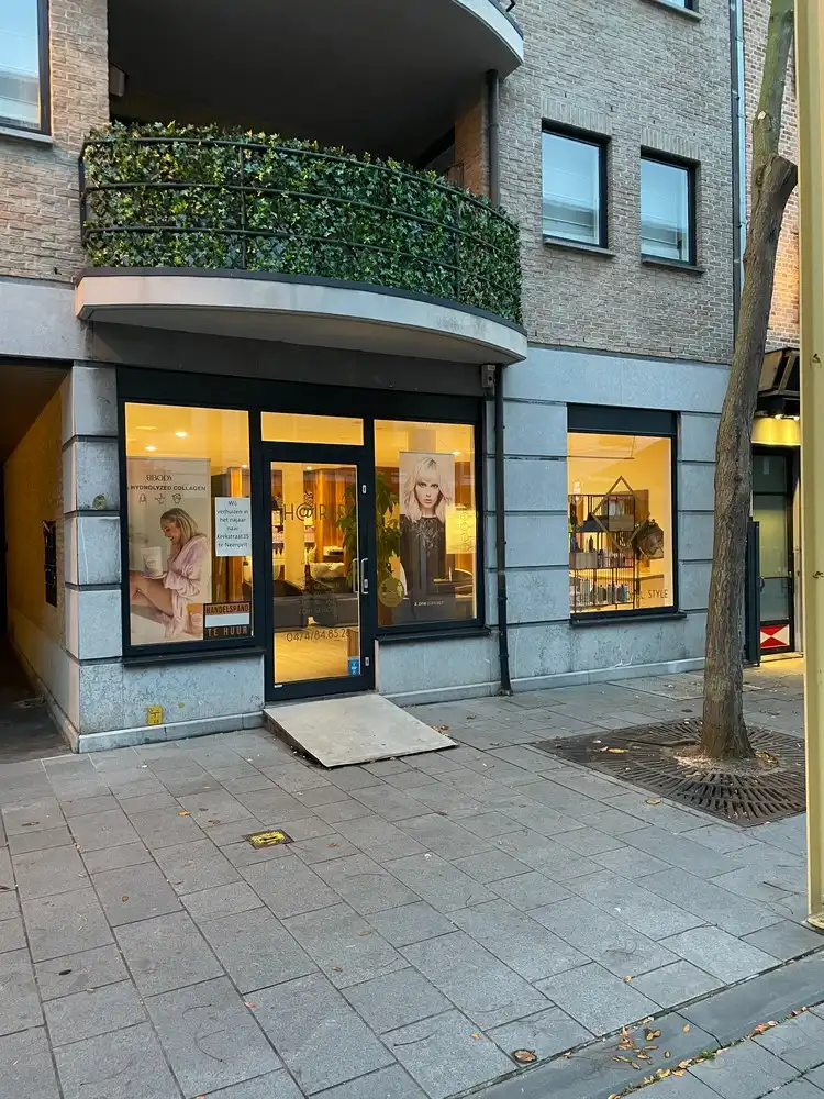 Handelsruimte of kantoorruimte foto {{pictureIndex}}