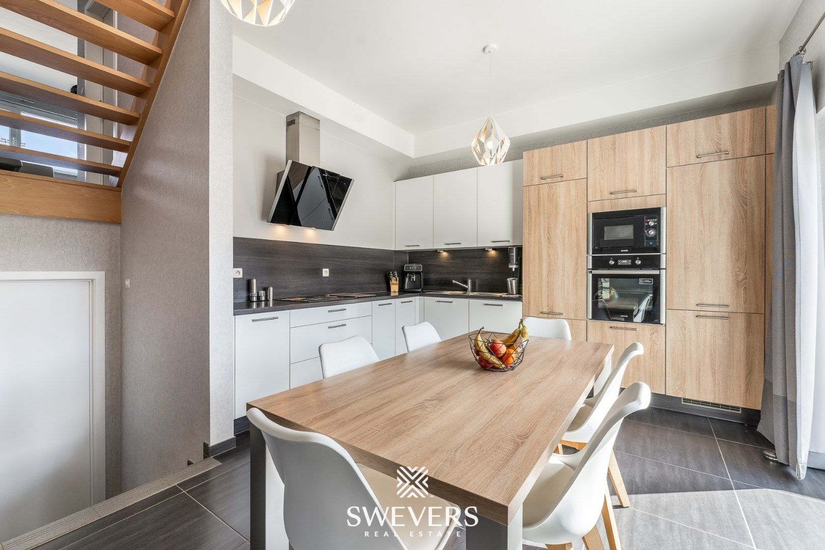 Energiezuinige en instapklare rijwoning met 3 slaapkamers en leuke tuin in hartje Koersel foto 2