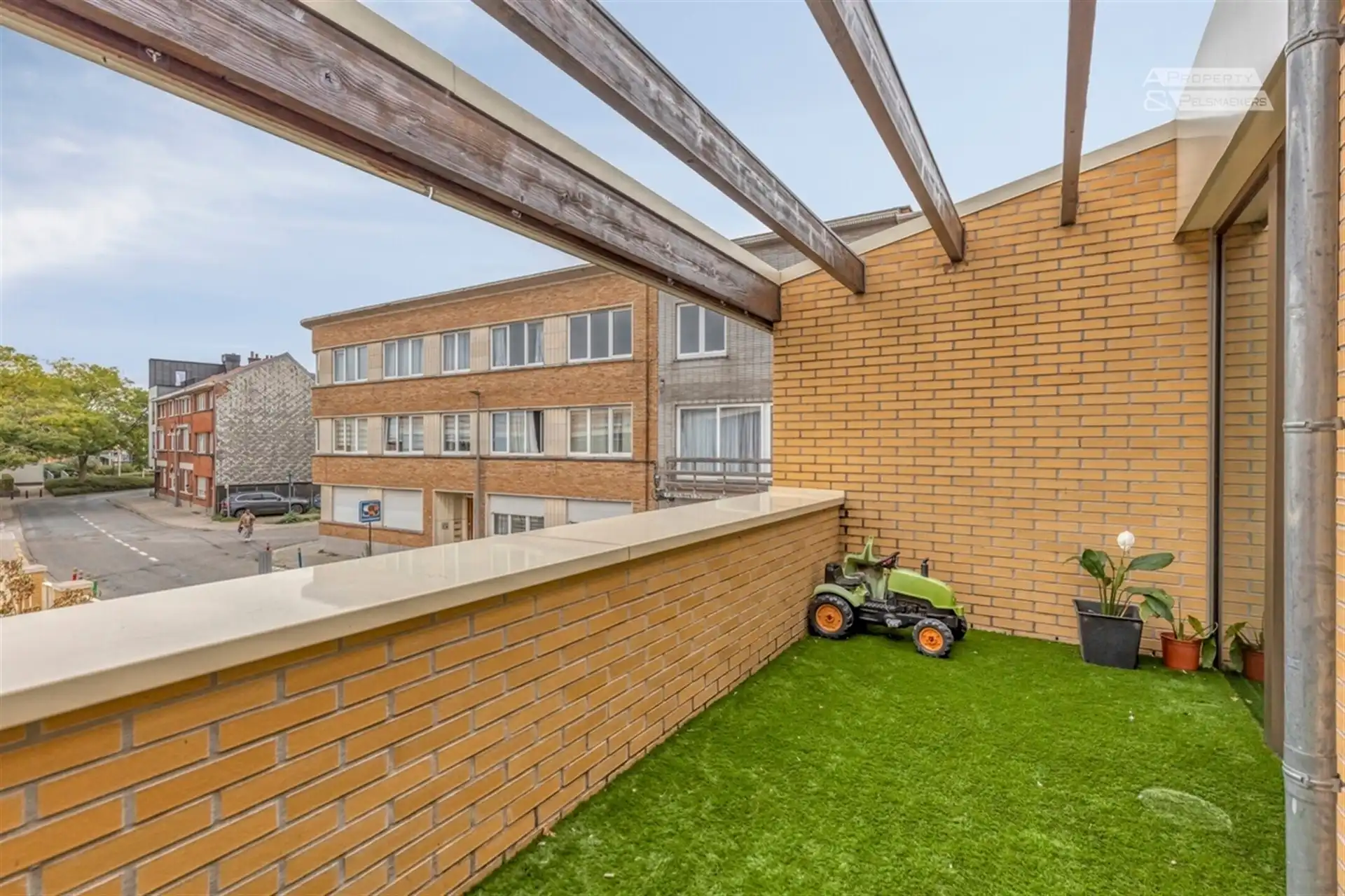 Instapklare gezinswoning met 3 slaapkamers, terras, voortuin en parking foto 10