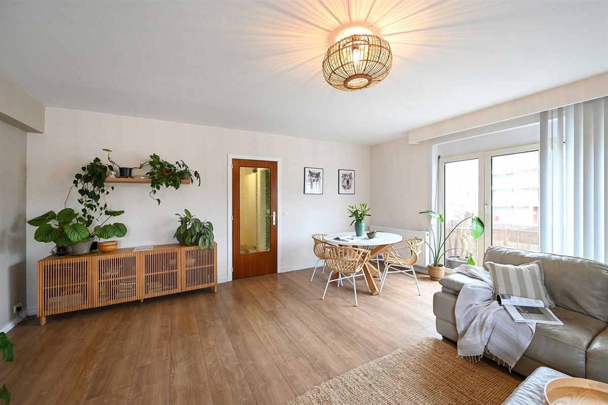 Hoekappartement met veel lichtinval en inpandige garage in Deurne foto {{pictureIndex}}