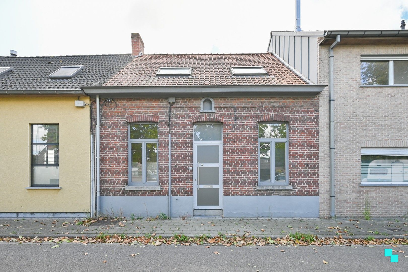 Te renoveren eengezinswoning gelegen op een perceel van ca. 300 m² foto {{pictureIndex}}