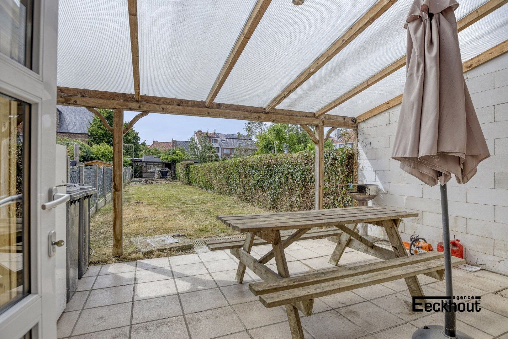 Ruime woning met diepe tuin in een rustige straat te Oostende! foto 9