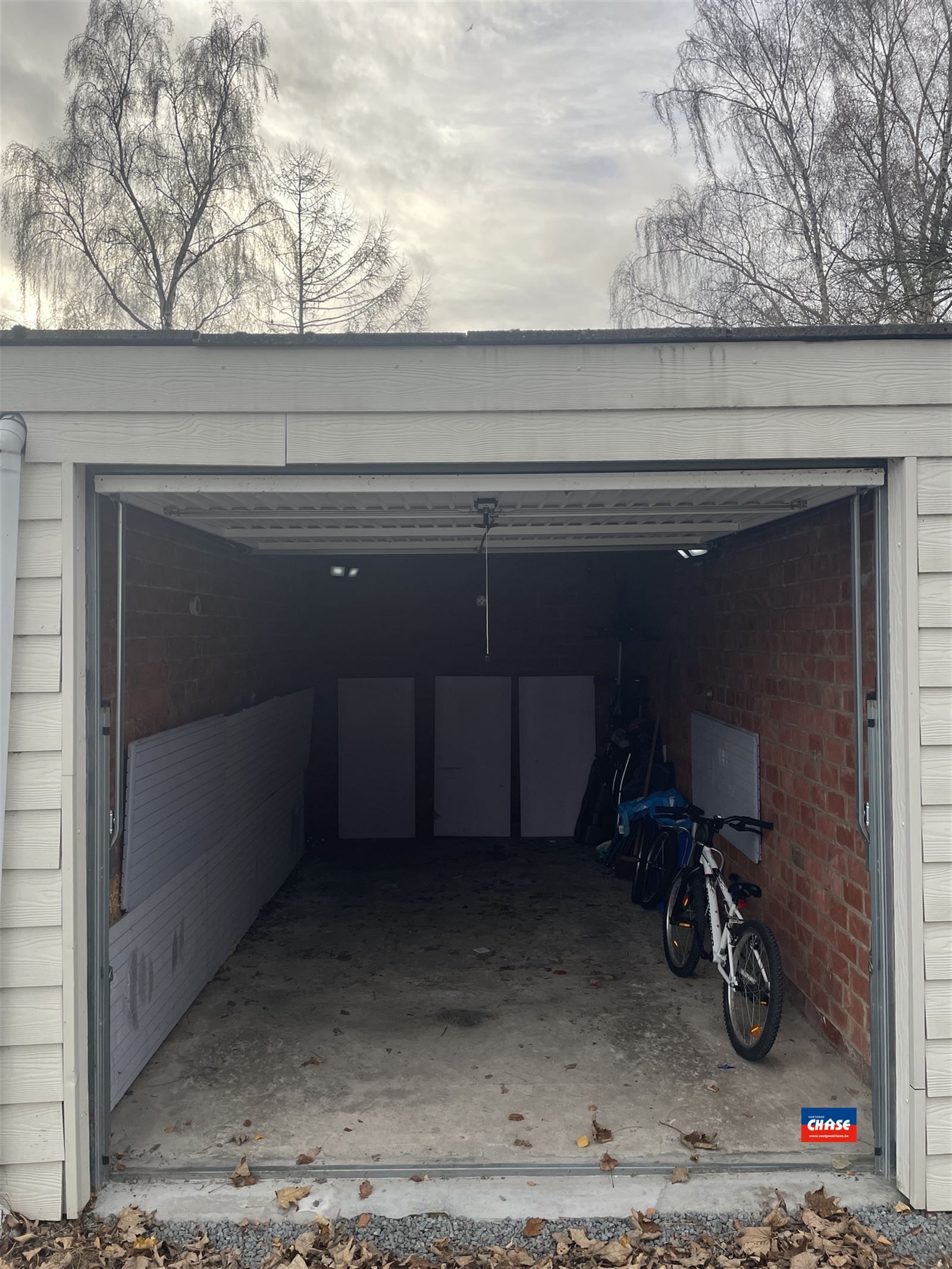 Garage box met nieuwe poort foto 4