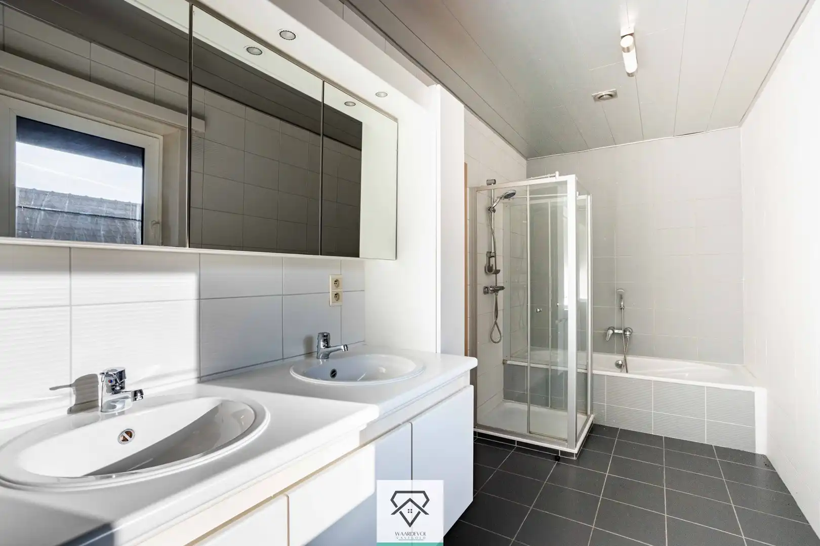 Moderne instapklare villa te koop met zonnige tuin foto 17