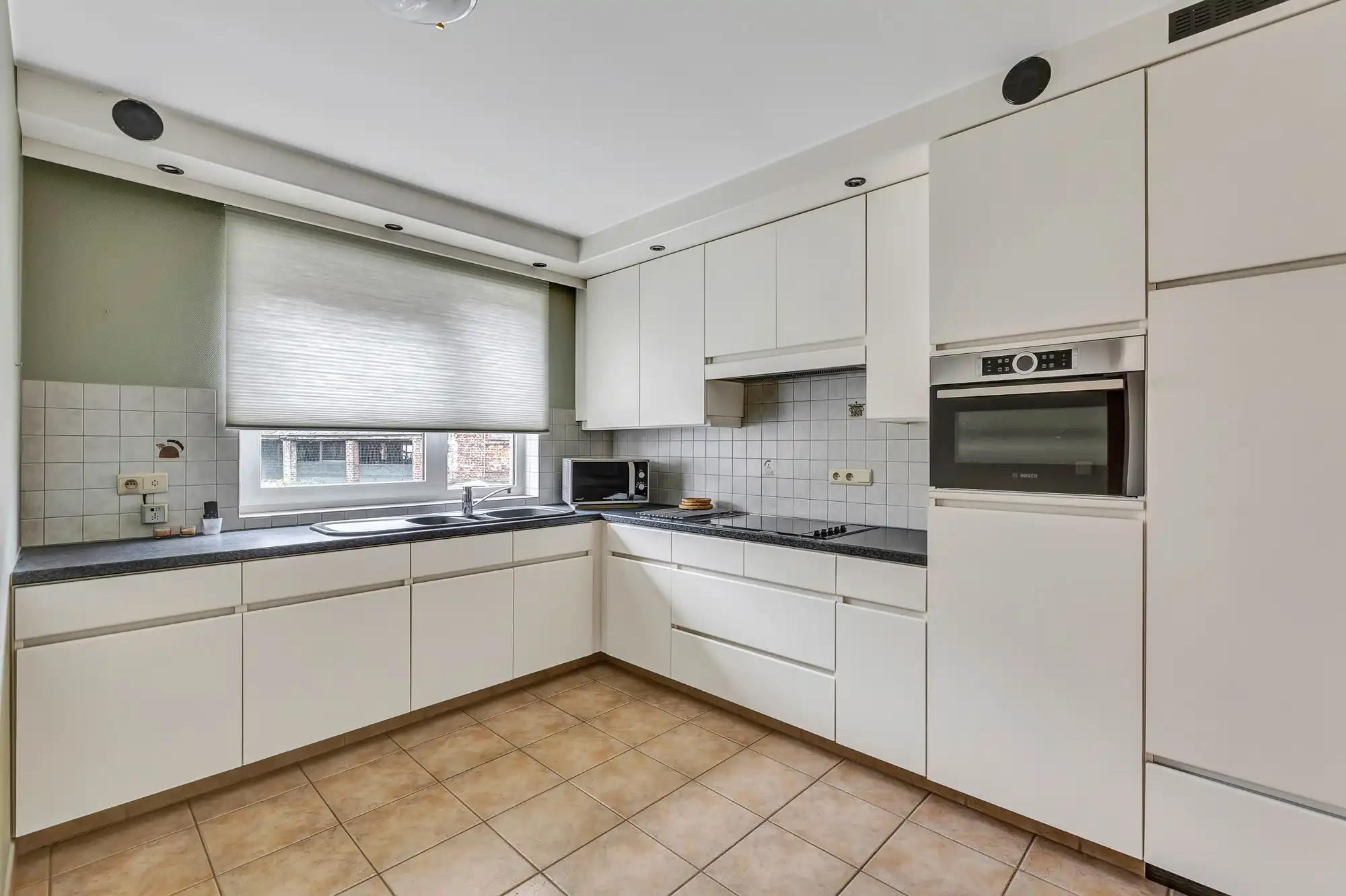 Instapklaar appartement met ruime garage foto 9