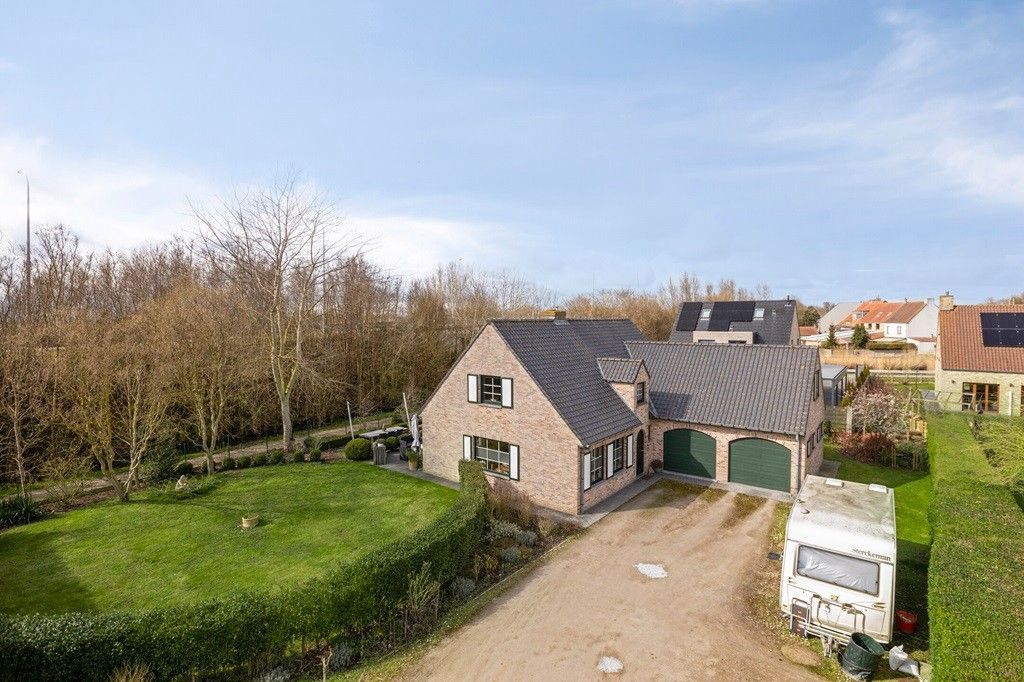 VEURNE: Stijlvolle en tijdloze villa in residentiële wijk met 4 slpks (waarvan 1 glvl.), 2 badk., dubbele garage en zonnige inplanting op 1.034m² grondopp. foto {{pictureIndex}}