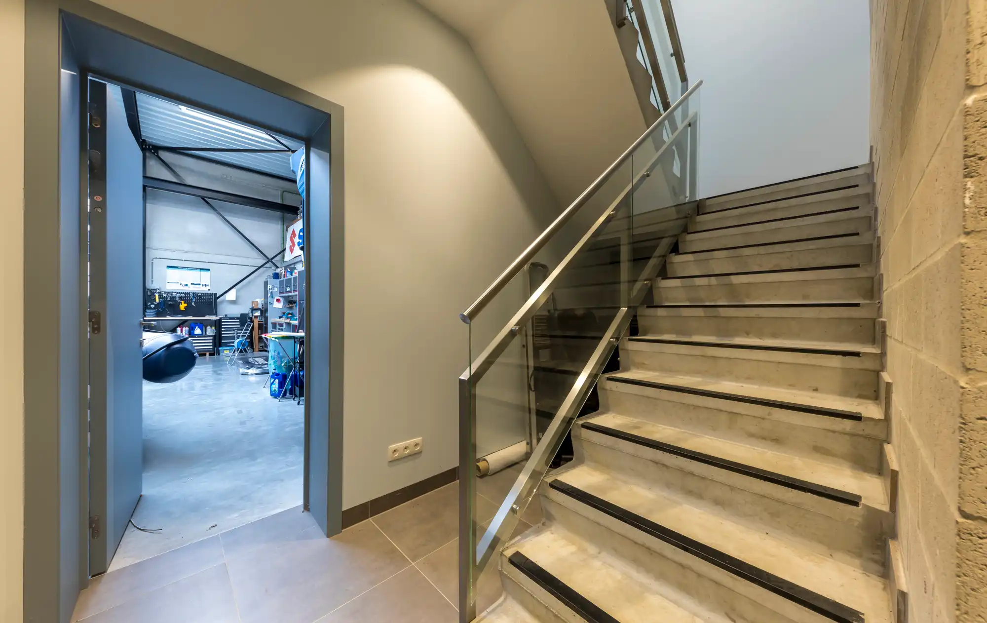 TE HUUR: Recent en hoogwaardig afgewerkt bedrijfs-/kantoorgebouw met showroom, magazijn en ruime parking foto 8