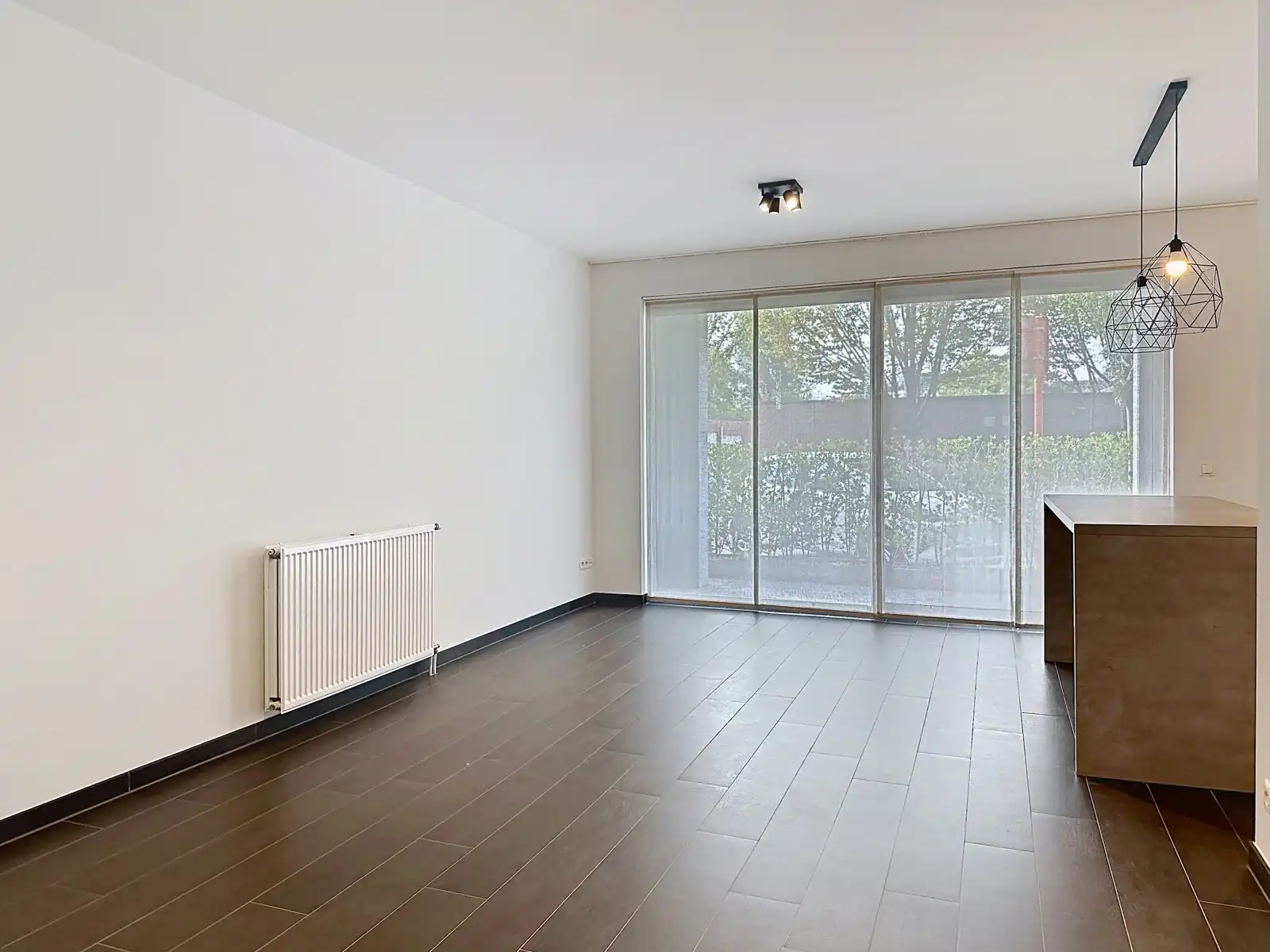 Instapklaar gelijkvloers met twee slaapkamers en ondergrondse staanplaats foto 9