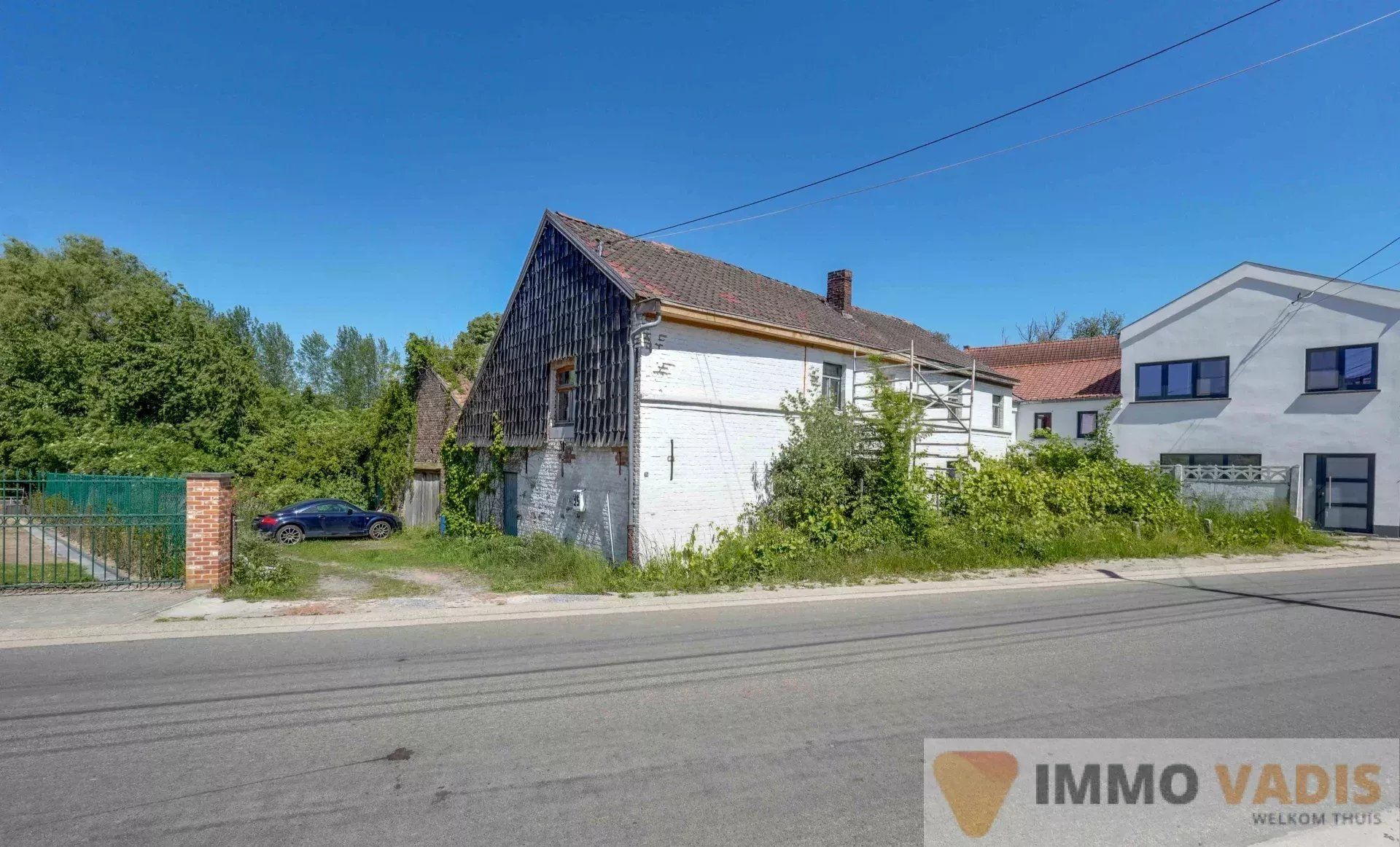 Te renoveren hoeve met binnenkoer en stallingen foto {{pictureIndex}}