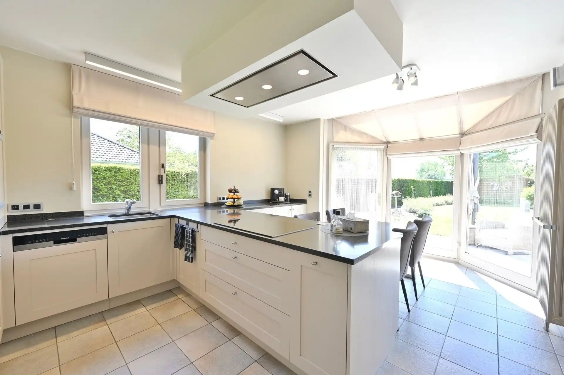 Prachtige Villa woning met 4 slaapkamers, nieuwe keuken en badkamer, dubbele garage met zuidgerichte tuin foto 5