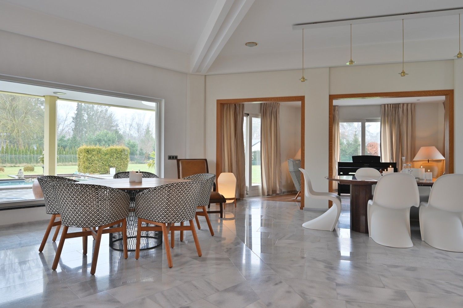 Villa met een uniek, eigentijds ontwerp, fraai gelegen op een perceel van 45a (4.500 m²) in een van de mooiste lanen van Lanaken in villawijk Goudkust te Neerharen foto 10