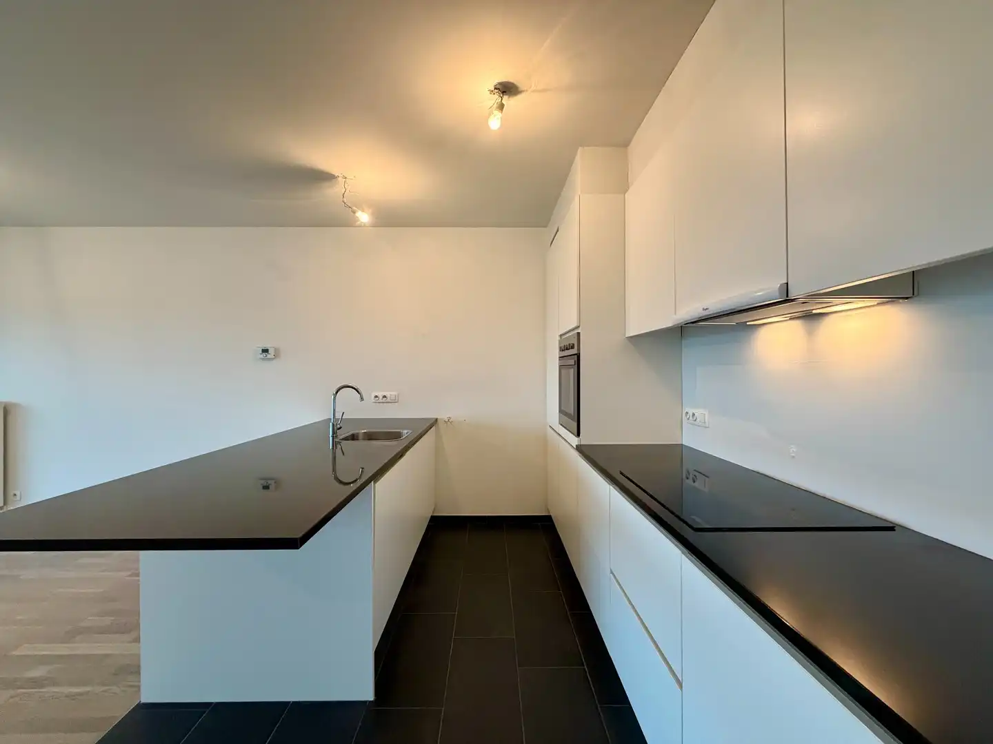 Instapklaar tweeslaapkamerappartement met terras & autostaanplaats te Brugge! foto 3