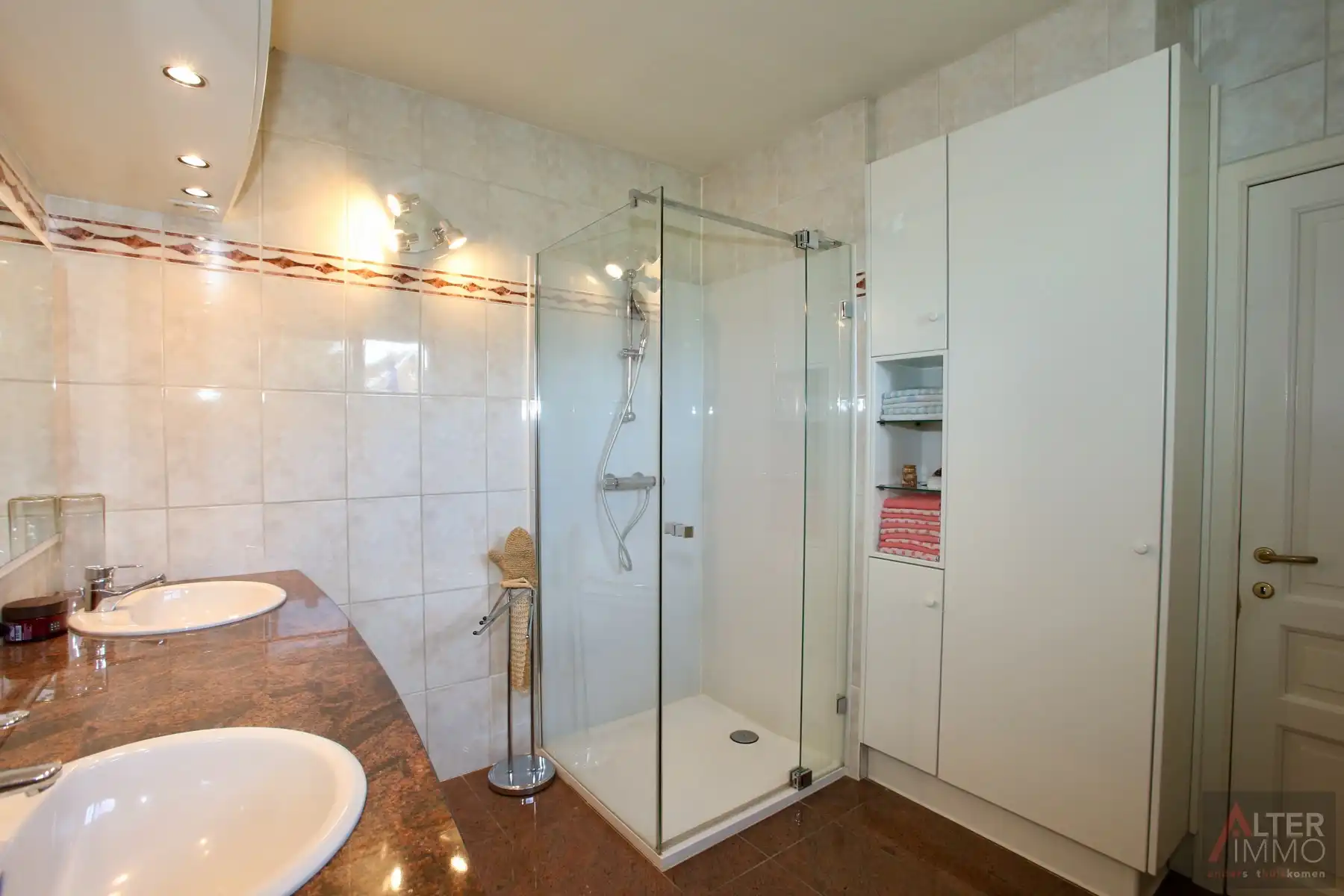 Uitstekend gelegen, gelijkvloerse woning in een tijdloze architectuur met 3 grote slaapkamers op een perceel van 12a 77ca vlakbij Zonhoven centrum. foto 21