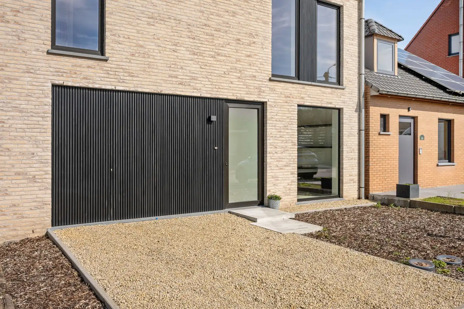 Kwalitatief afgewerkte lichtrijke en ruime nieuwbouw woning met grote tuin en 3 volwaardige slaapkamers foto {{pictureIndex}}