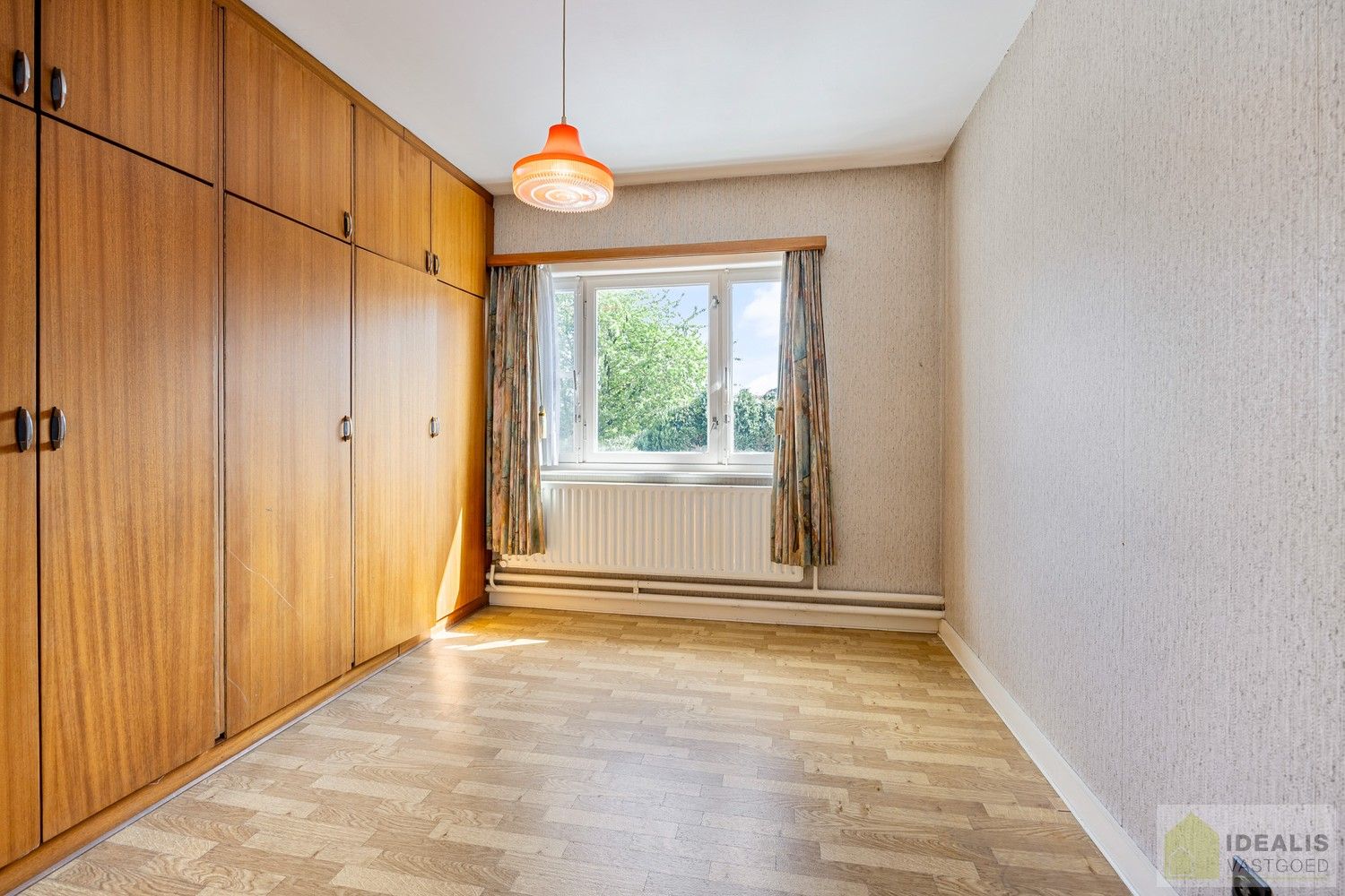 IDEALIS VASTGOED - Aangename karakterwoning op fijne locatie te Pelt. Deze woning omvat maar liefst +-143m² netto bewoonbare oppervlakte op een perceel van 4a 53ca met een ruime woonkamer, maar liefst 3 slaapkamers, badkamer, wasplaats, veranda en garage vlakbij de dorpskern van Boseind! Uiterst geschikt voor kandidaten op zoek naar een betaalbare woning op te frissen naar eigen wens. foto 25