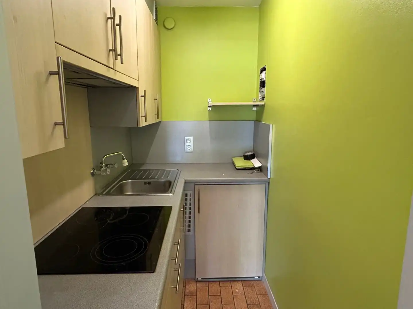 Ongemeubileerde studio met private garagebox en kelderberging foto 3