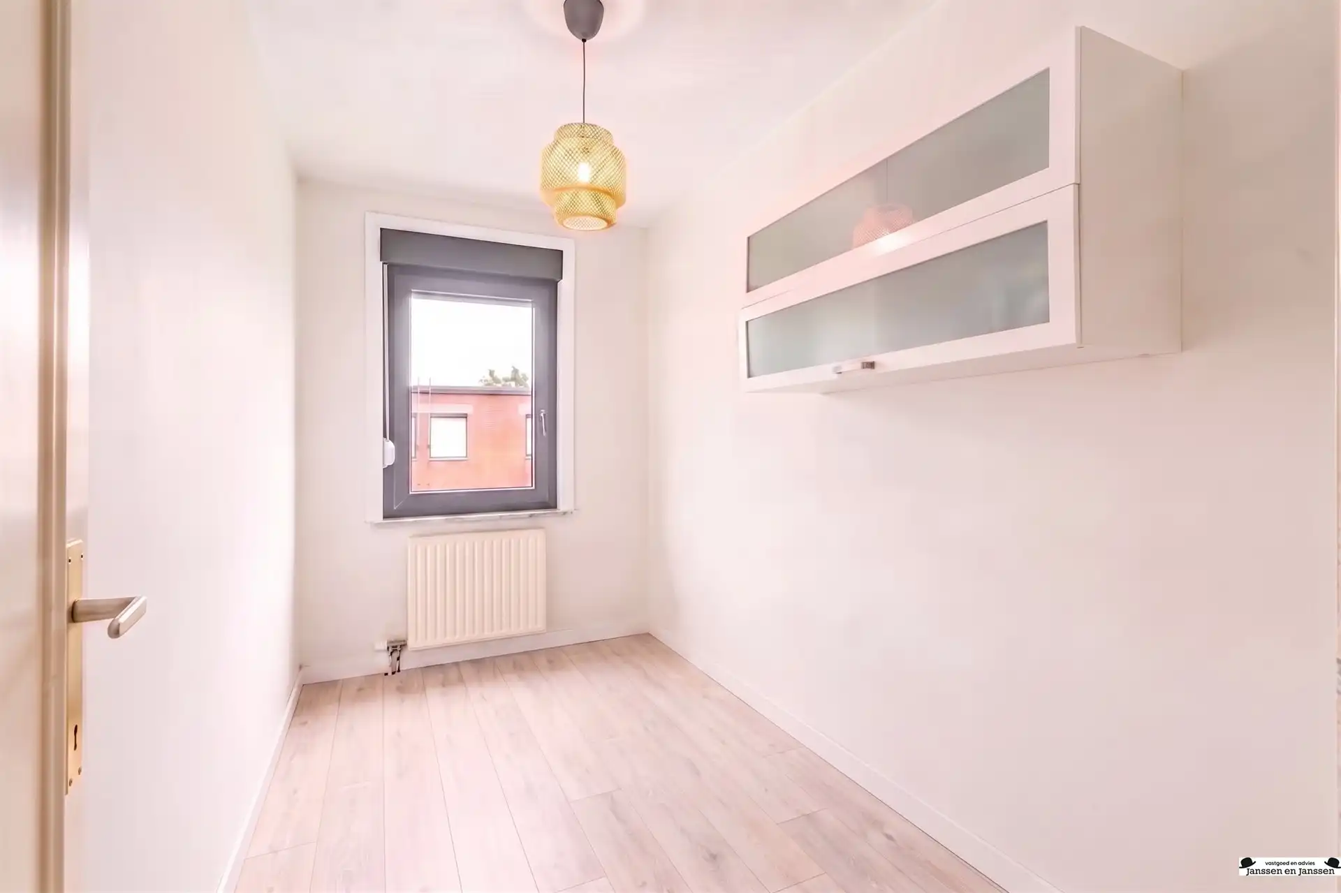Instapklaar 2-slaapkamer appartement met terras foto 8