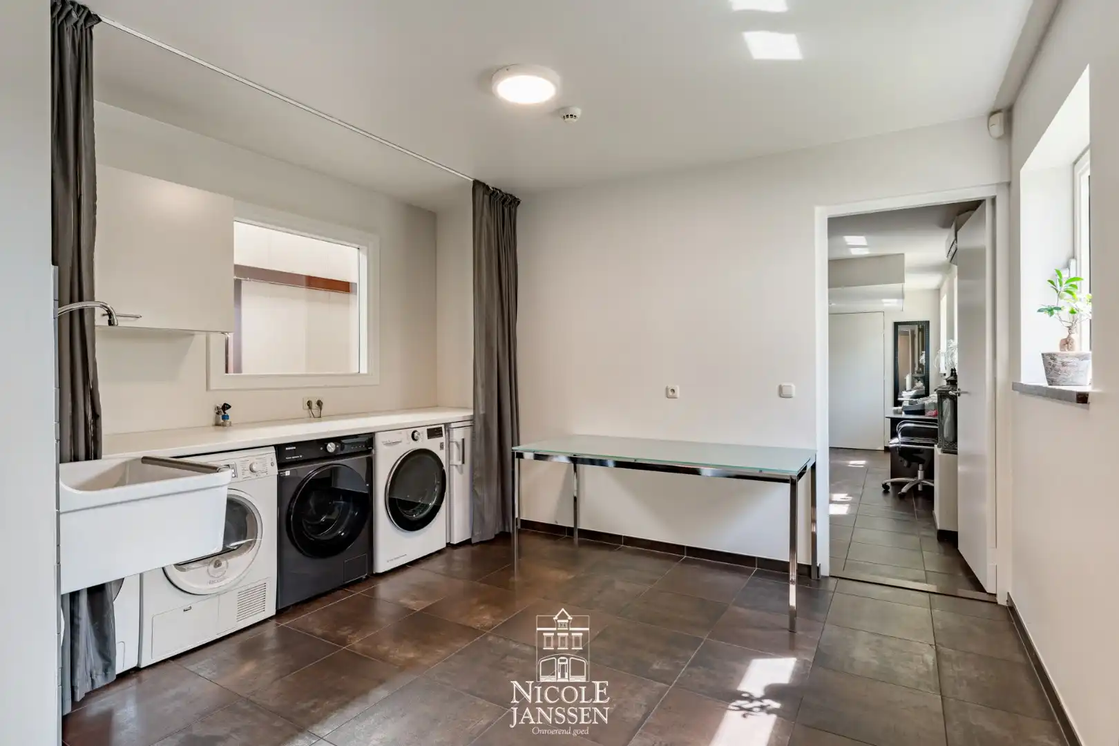 Riante woning met paardenstallen foto 22