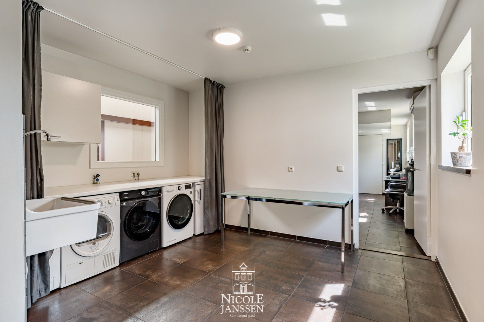 Riante woning met paardenstallen foto 22