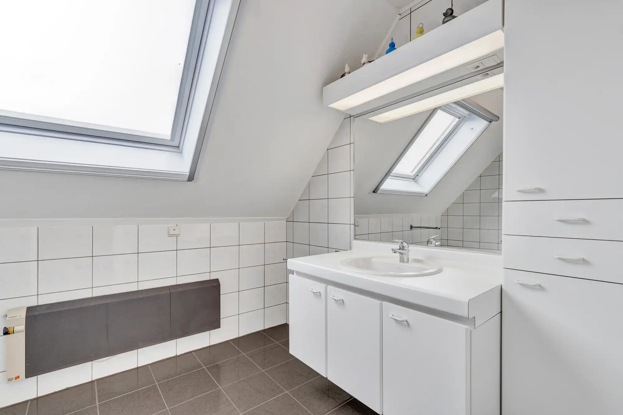 Open bebouwing met tuin, zonnepanelen en garage foto 16