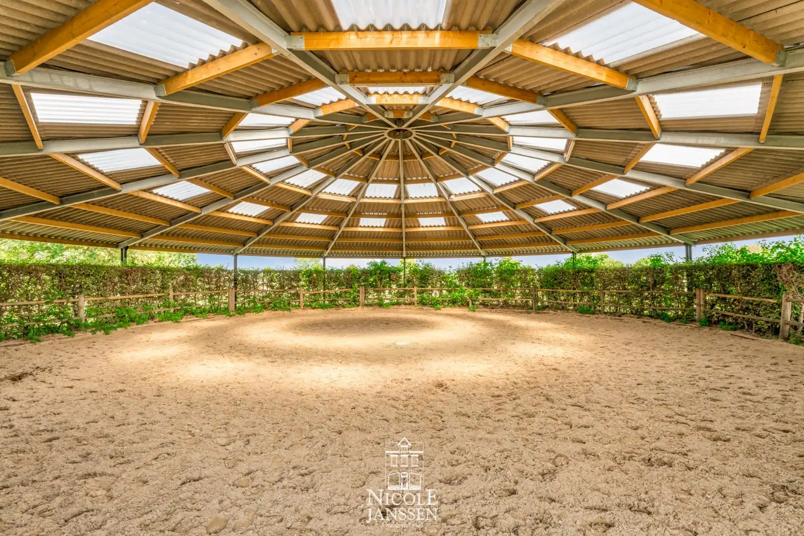 Riante woning met paardenstallen foto 30