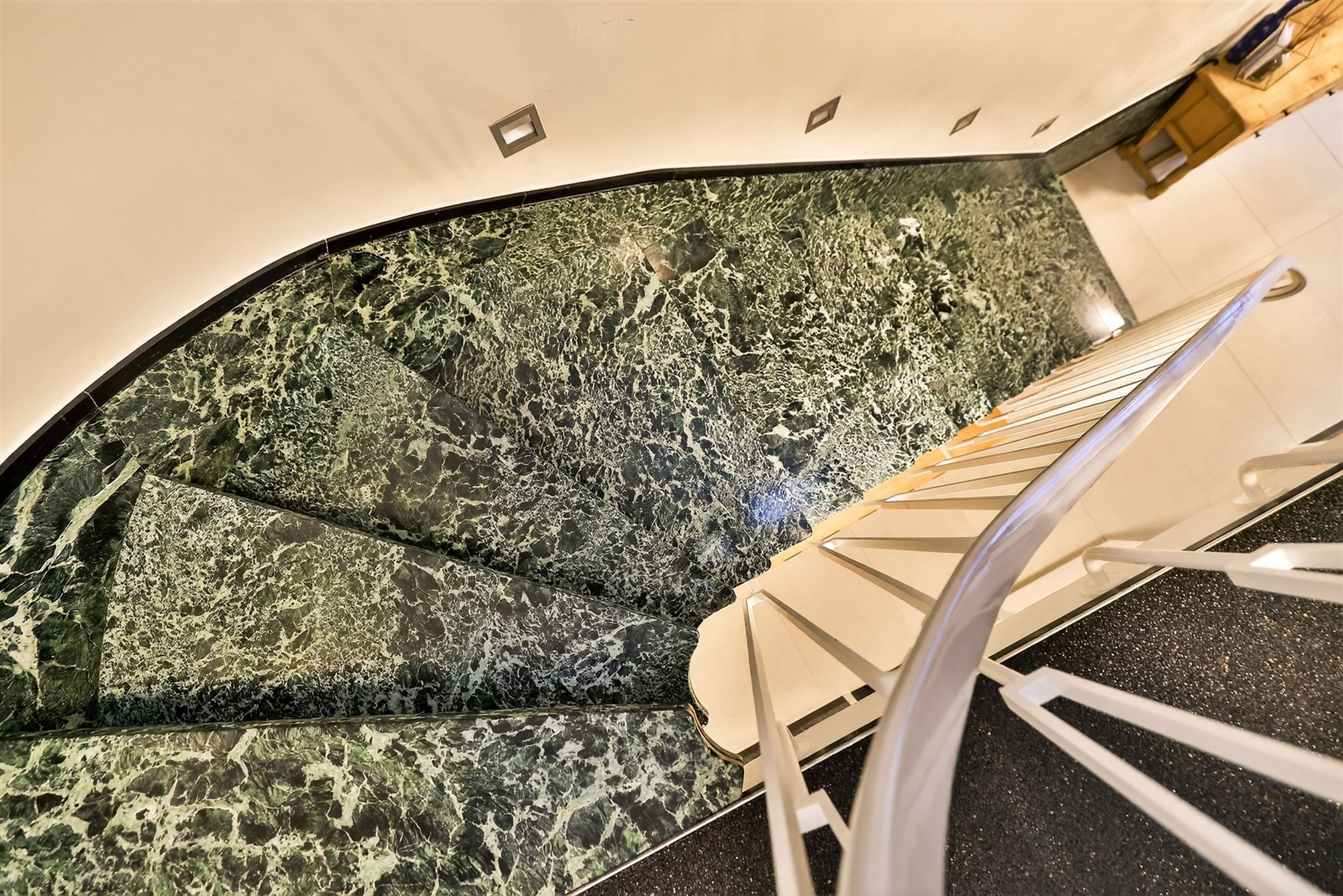 Knap afgewerkte ruime woning op toplocatie foto 7