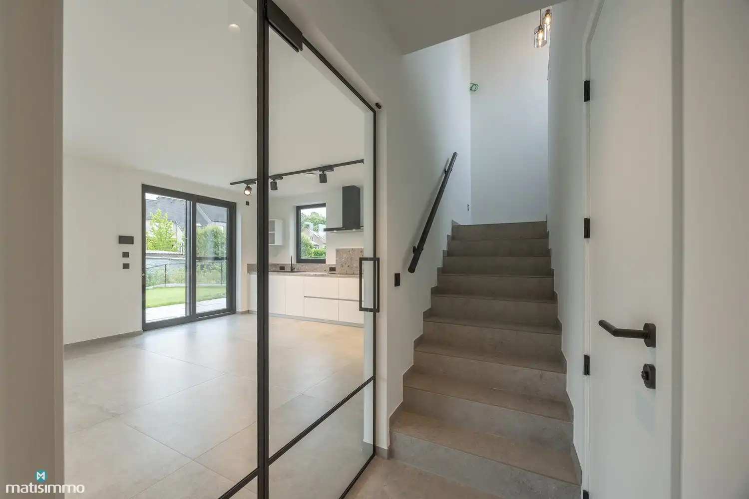 HOOGWAARDIG AFGEWERKTE NIEUWBOUWWONING MET DRIE SLAAPKAMERS EN TUIN (INCLUSIEF TUINONDERHOUD) TE RIEMST foto 3