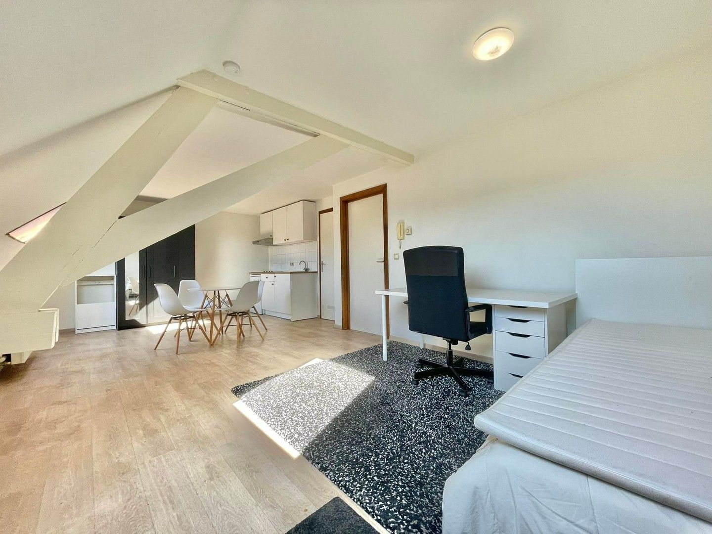 Studio in de dakverdieping met aparte badkamer foto 5