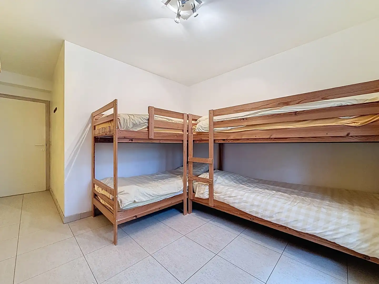 Ruim drieslaapkamer appartement  met zuidgericht terras met centrale ligging te Nieuwpoort-Bad foto 12