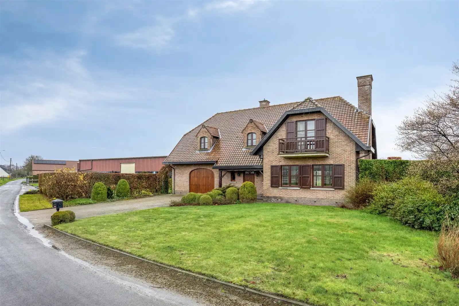 Riante open bebouwing in rustige straat foto 3