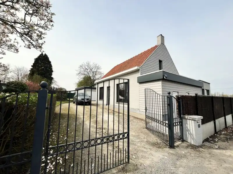 Landelijk gelegen woning met tuin en 3 garages foto 2