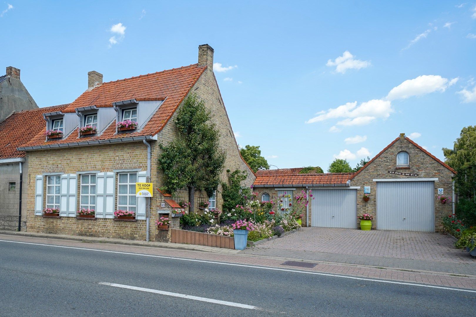 Hoofdfoto van de publicatie: Ruime woning met drie slaapkamers - met loods/garage 