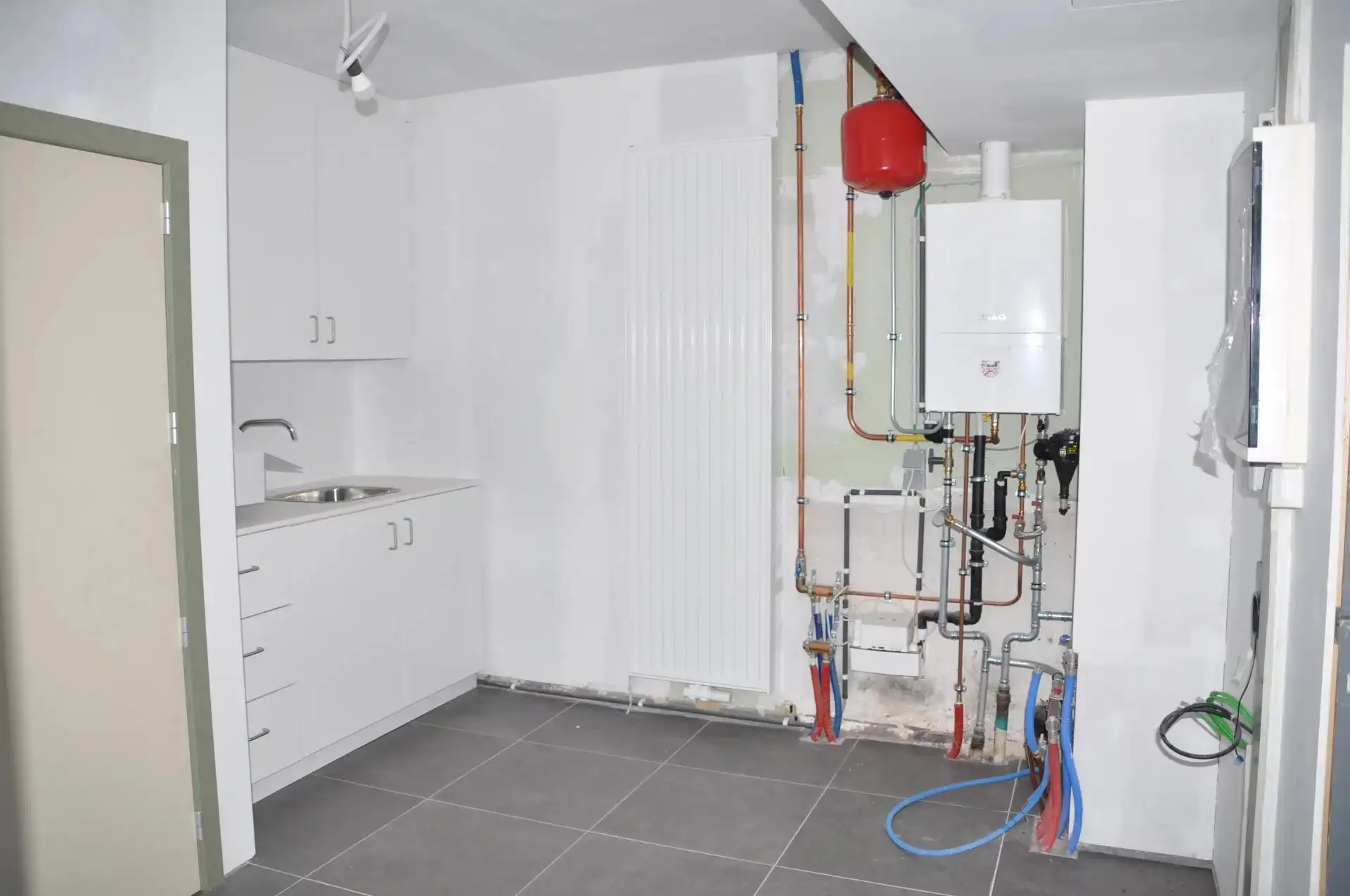 HANDELGELIJKVLOERS/KANTOOR VAN 76 M² MET VEEL LICHTINVAL IN STEVOORT foto 6