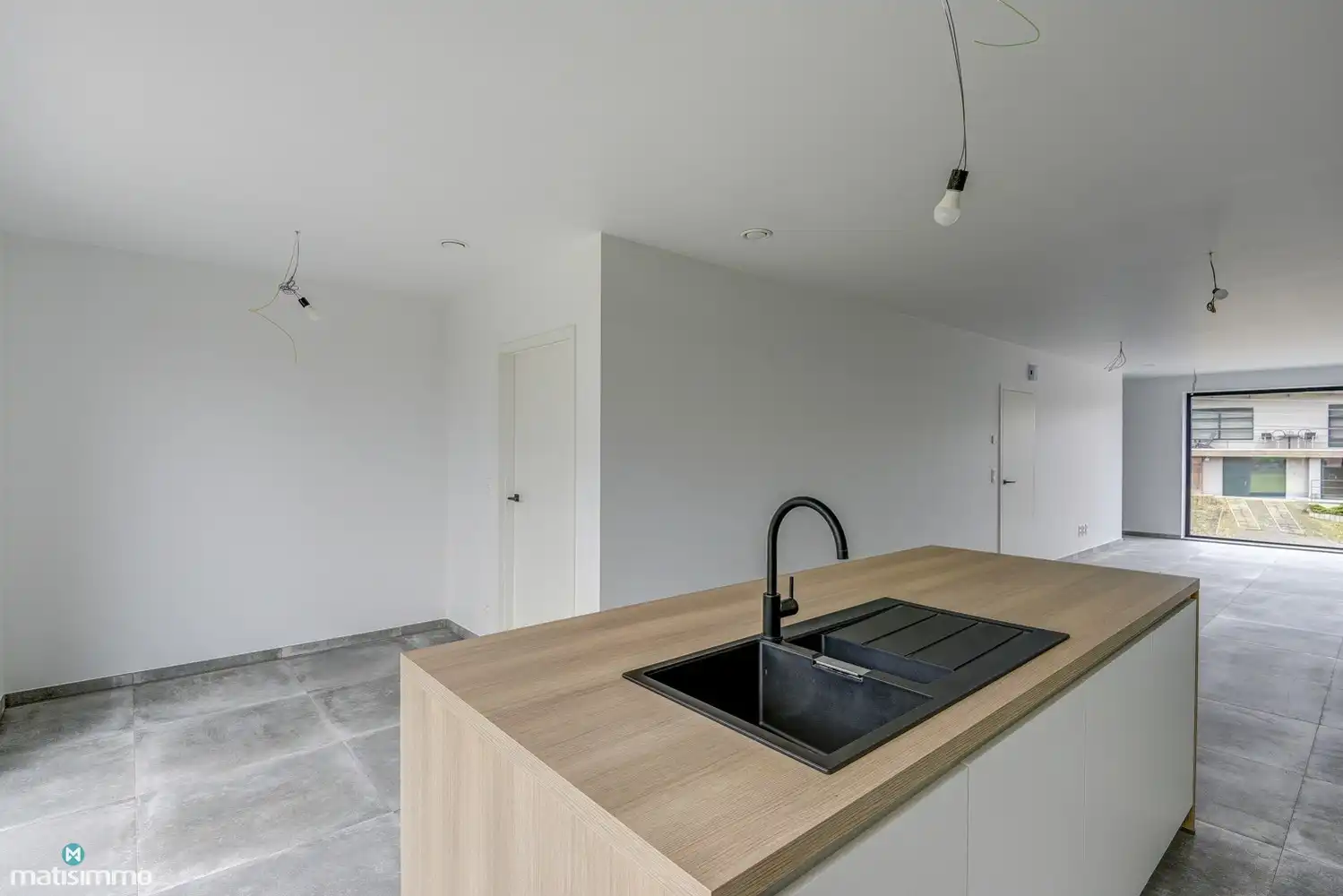 VOLLEDIG AFGEWERKTE EN GESCHILDERDE NIEUWBOUWWONING (EPB E10) MET 3 SLAAPKAMERS, 2 BADKAMERS, 2 GARAGES, KELDER EN AANGELEGDE TUIN IN WERM foto 8