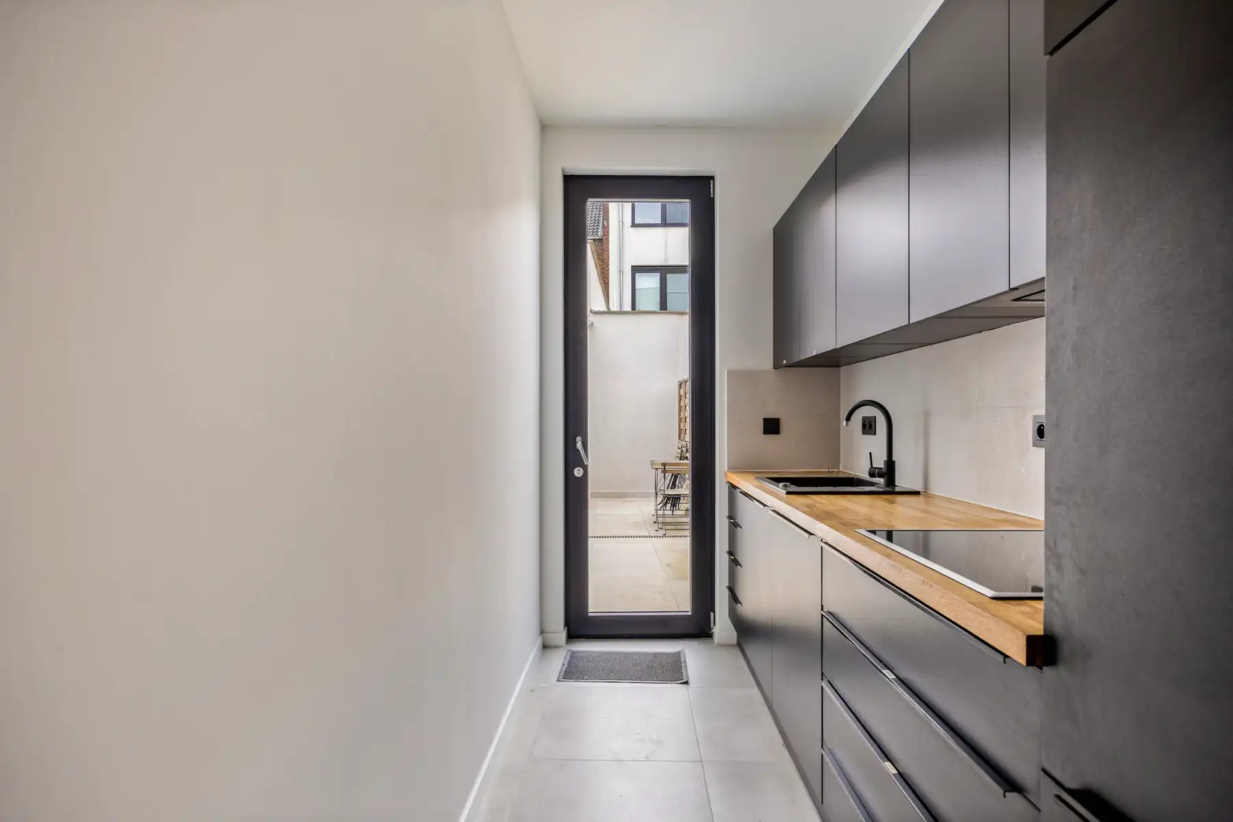 Bemeubelde studio met privatief terras. foto 12