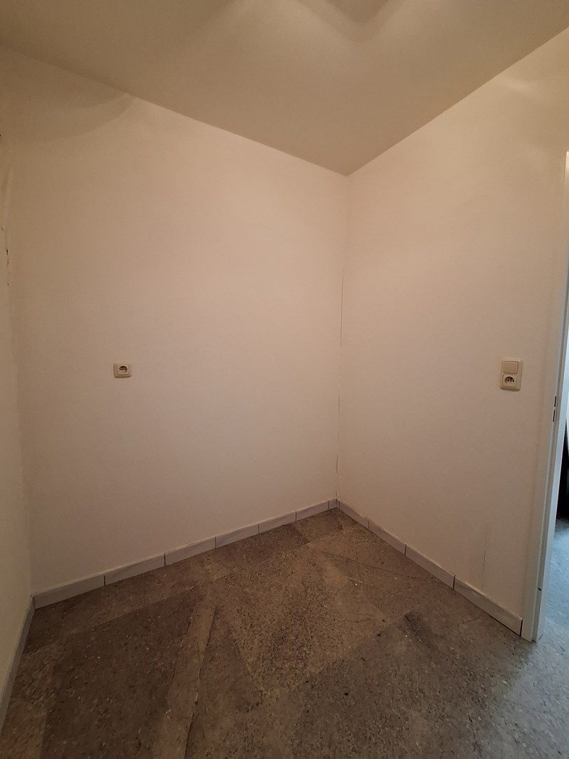 Knap gerenoveerd en perfect gelegen appartement in Genk CENTRUM met AUTOSTANDPLAATS foto 14