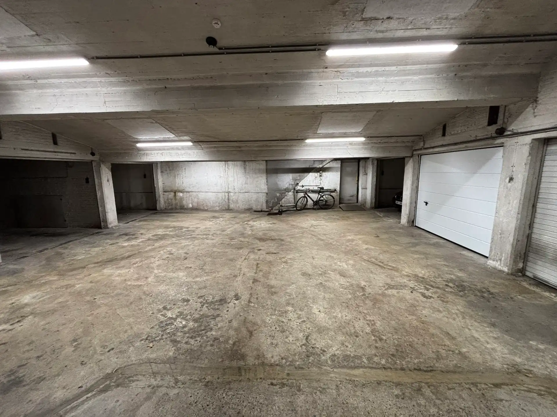 Afgesloten garagebox buurt Zuid foto 3