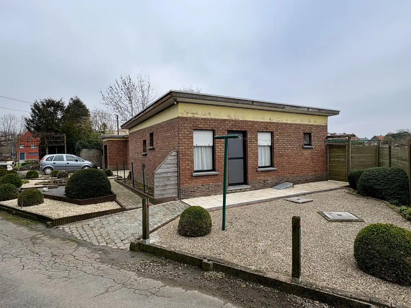 Gelijkvloerse woning op 628 m², 3 slaapkamers, mooi aangelegde tuin en garage. foto 17