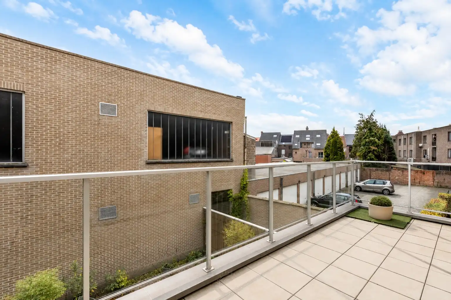 Centraal gelegen appartement met twee terrassen en autostaanplaats foto 12