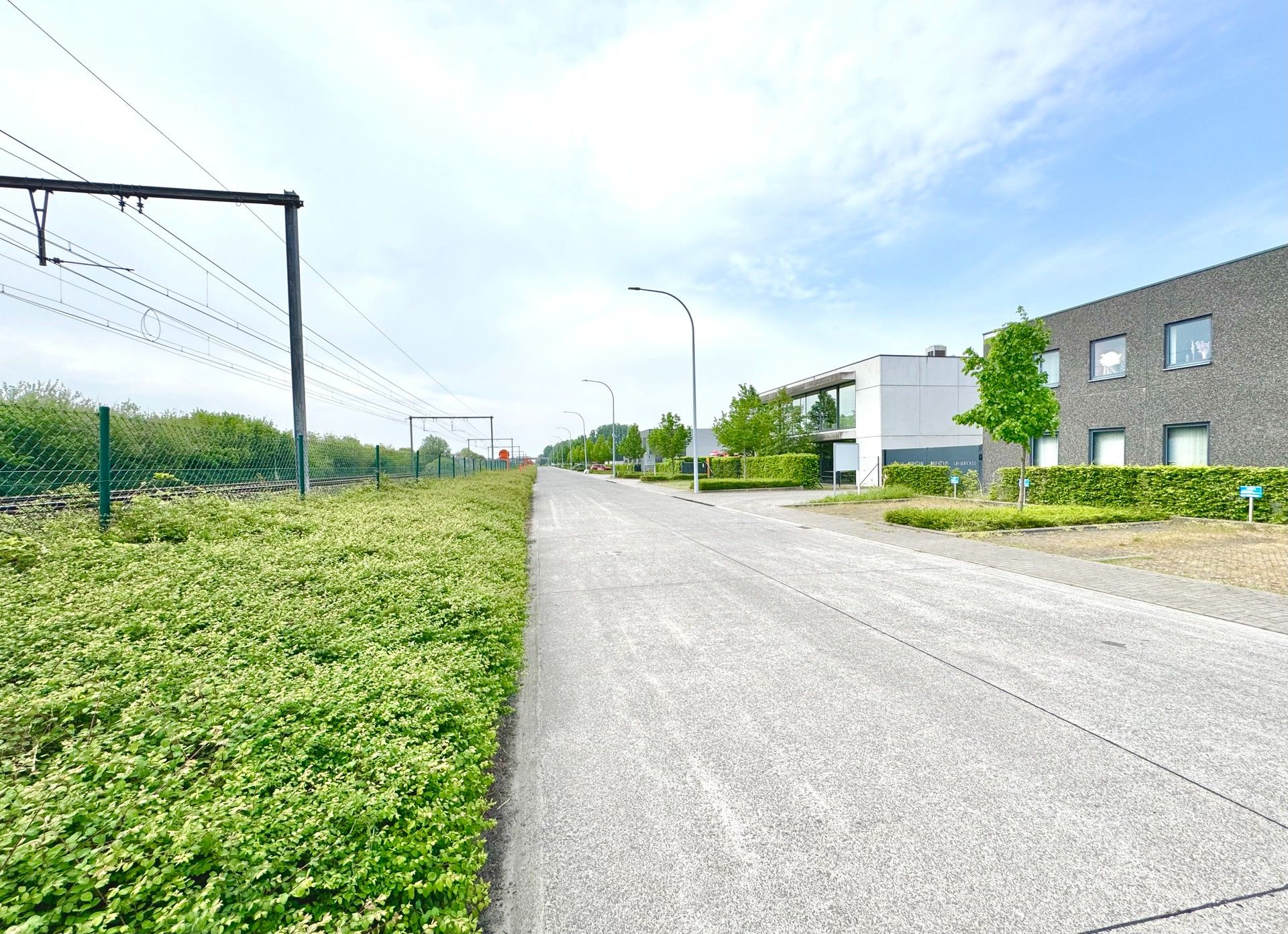 MAGAZIJN MET BURELEN IN KMO ZONE INDUSTRIE foto 4