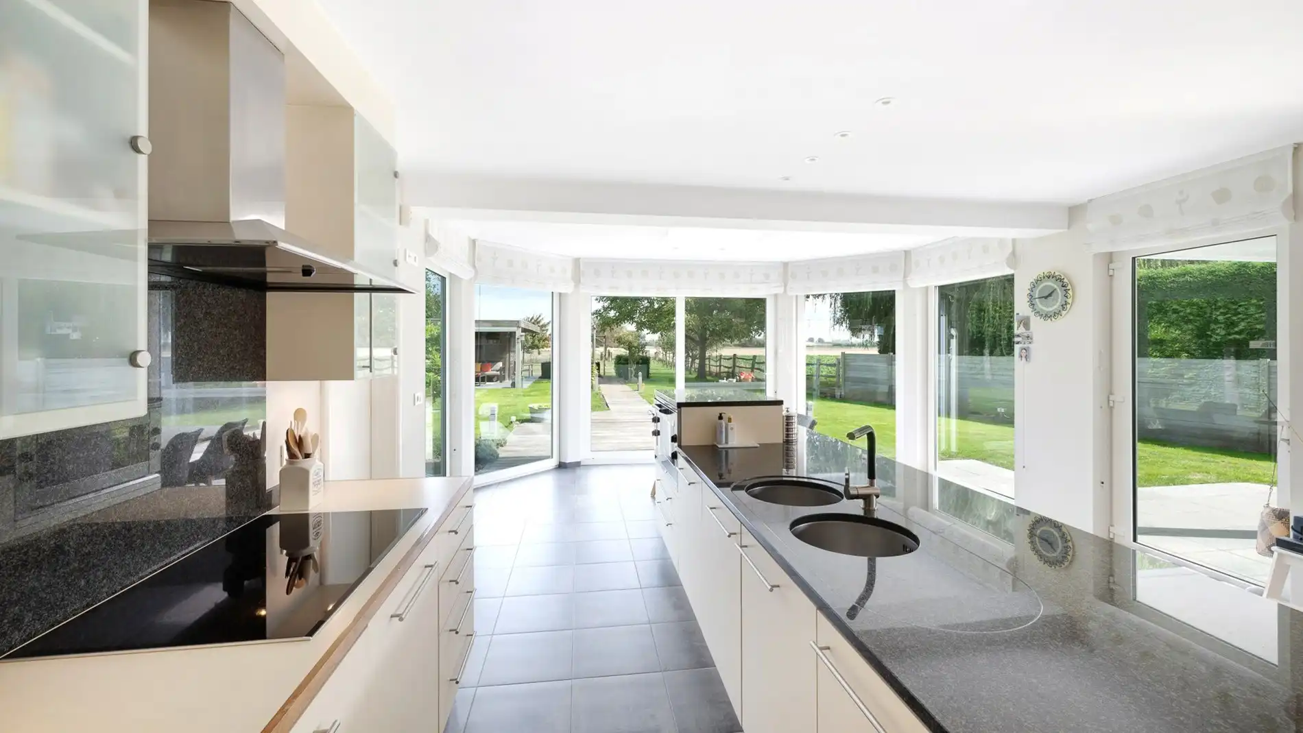 Rustig gelegen villa met open zichten op 1362 m² grond foto 8