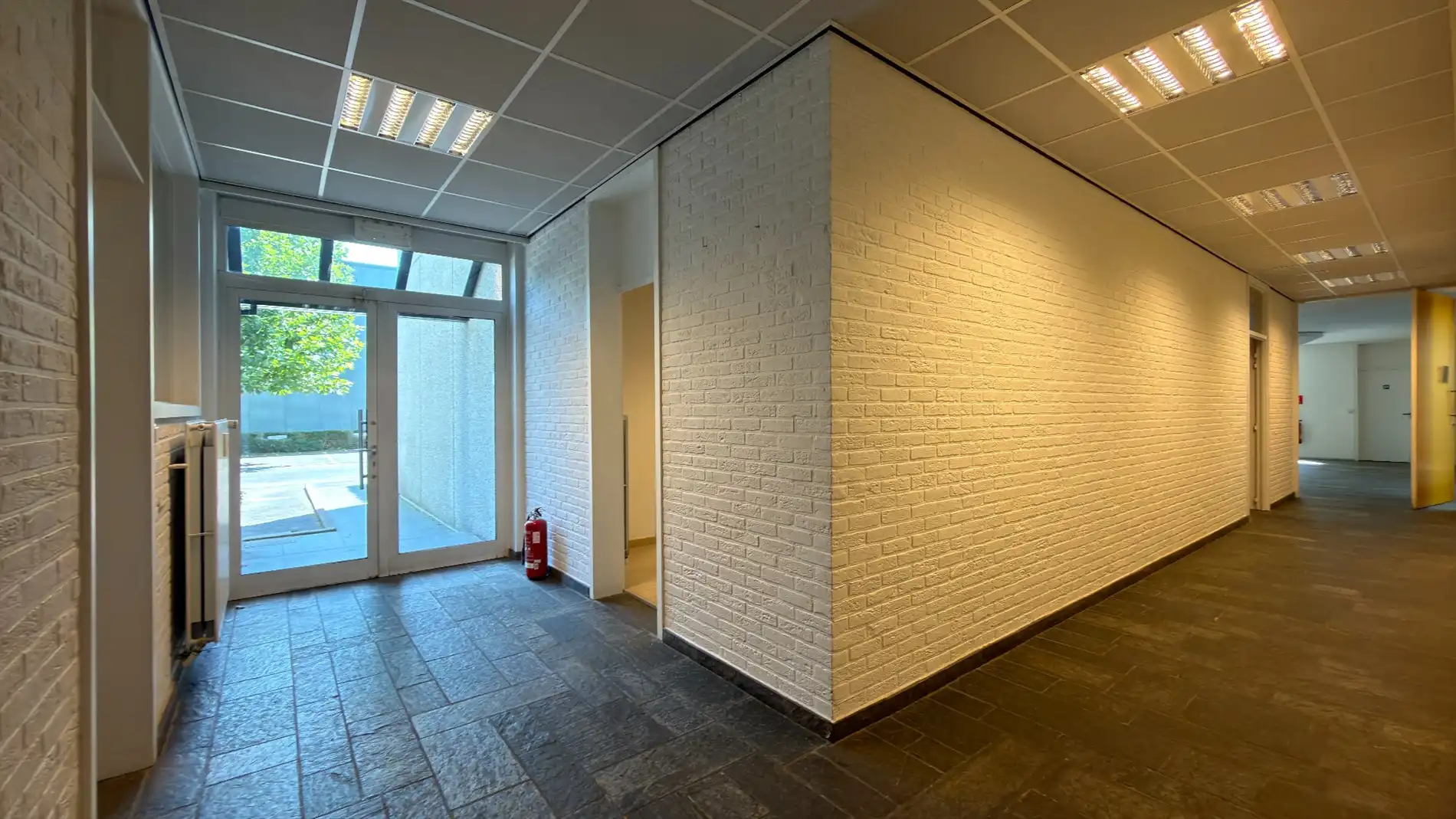 Budgetvriendelijke kantoren met parking te huur in Deurne foto 4