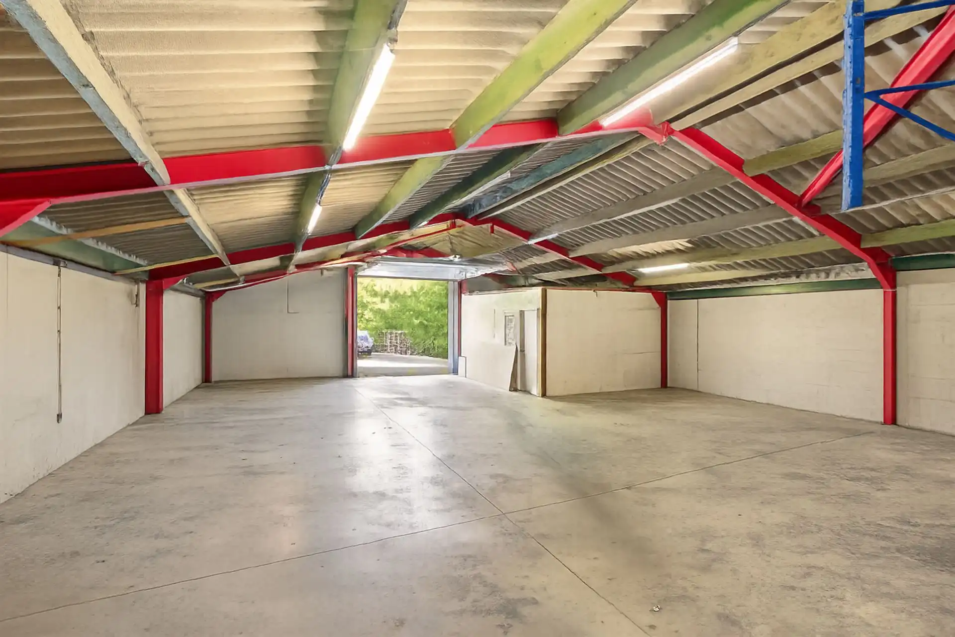 Instapklare gezinswoning met garage en oprit, en ruime loods foto 8