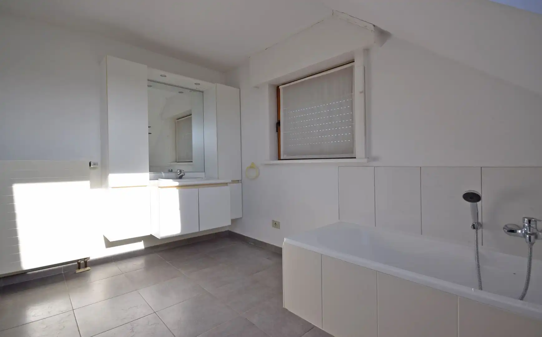 Te huur: Ruime villa in Roeselare met 3 slaapkamers, tuin op het zuidwesten, garage en  carport. foto 10